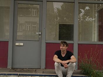 Felix Forsbach vor dem B&uuml;ro des Vereins Frank Kafka e.&nbsp;V. ("Franz")Foto: Andreas Thamm