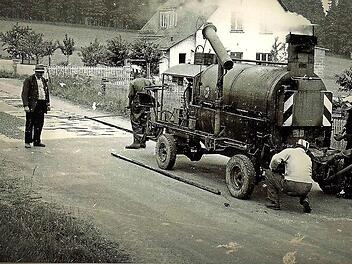 Nach dem Zweiten Weltkrieg bestand im Landkreis Kronach ein gewaltiger Nachholbedarf im kommunalen Straßenbau. Wichtige Kreditgeber waren die örtlichen Banken.  Repros: Gerd Fleischmann