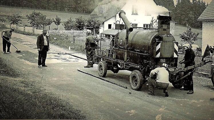 Nach dem Zweiten Weltkrieg bestand im Landkreis Kronach ein gewaltiger Nachholbedarf im kommunalen Straßenbau. Wichtige Kreditgeber waren die örtlichen Banken.  Repros: Gerd Fleischmann