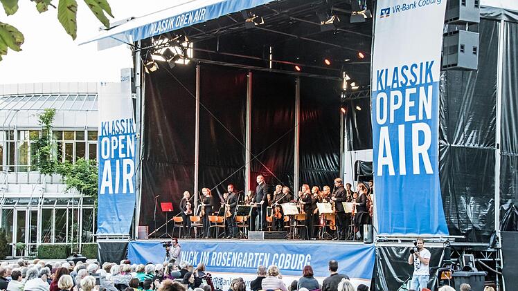 Tausende von Zuhörern bejubelten das Philharmonische Orchester des Landestheaters Coburg beim Klassik-Open-Air im Rosengarten.Foto: Jochen Berger