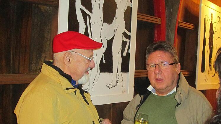 Volker Glatz (l.) im Gespräch mit einem Ausstellungsbesucher.