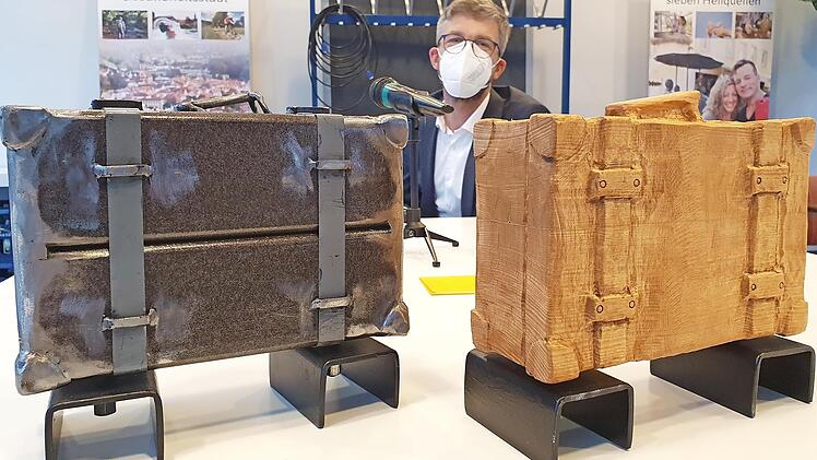 Der linke Koffer wird's: Bad Brückenaus Bürgermeister Jochen Vogel präsentierte in der Stadtratssitzung die Modelle für den DenkOrt Aumühle in Würzburg im Maßstab 1:2,5.