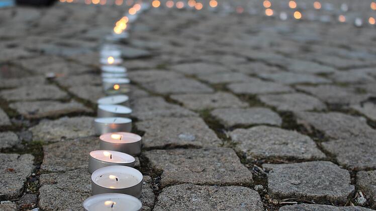 Kerzen auf dem Marktplatz von Bad Brückenau als Zeichen der Solidarität mit der Ukraine. Foto: Julia Raab