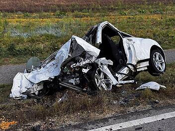 Cabrio kollidiert im Gegenverkehr mit Lastwagen: Autofahrer stirbt an der Unfallstelle Cabrio kollidiert im Gegenverkehr mit Lastwagen: Autofahrer stirbt an der Unfallstelle