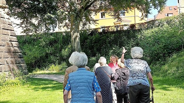 Die Senioren des Katharinenspitals genie&szlig;en den Ausflug in den Le Perreux-Park.