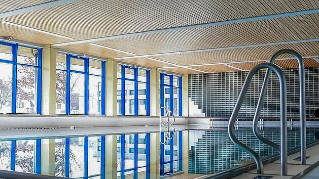 Blick in das Knetzgauer Hallenbad. Generationen haben dort das Schwimmen gelernt.
