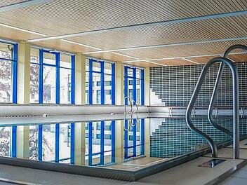 Blick in das Knetzgauer Hallenbad. Generationen haben dort das Schwimmen gelernt.
