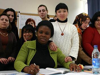 Wer sich in einem anderen Land zurecht finden will, kommt ohne Sprachkenntnisse nicht aus. Diese Frauen lernen Deutsch bei der VHS.  Foto: Hofbauer