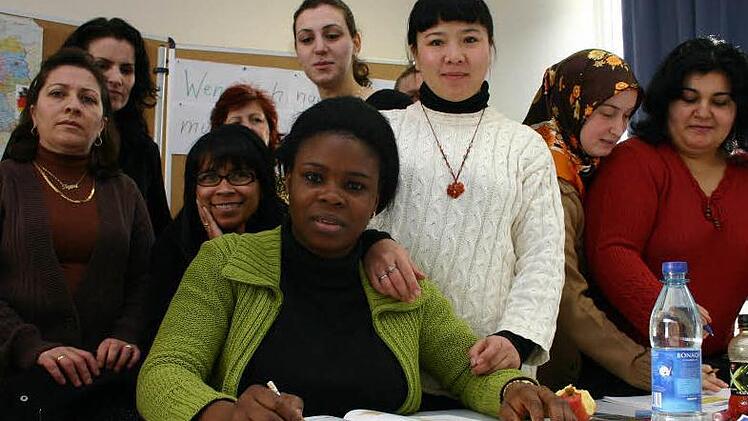 Wer sich in einem anderen Land zurecht finden will, kommt ohne Sprachkenntnisse nicht aus. Diese Frauen lernen Deutsch bei der VHS.  Foto: Hofbauer