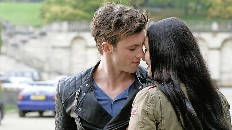 Ja, ist das nicht... Er ist es! Der Schlossplatz diente - wie hier für die beiden frisch verliebten Gideon (Jannis Niewöhner) und Gwendolyn (Maria Ehrich) - im vergangenen Jahr als Drehort für "Saphirblau", den zweiten Teil der Edelstein-Trilogie von Kerstin Gier. Foto: Concordefilm
