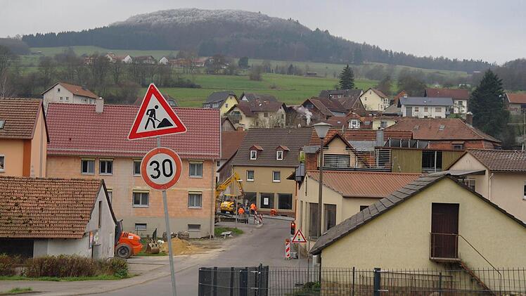 Der Frost ist schon auf der Mottener Haube angekommen - wenn es im Tal weiterhin über null Grad Celsius bleibt, kann die letzte Deckschicht auf der B27 in Motten aufgetragen werden. Foto: Stephanie Elm