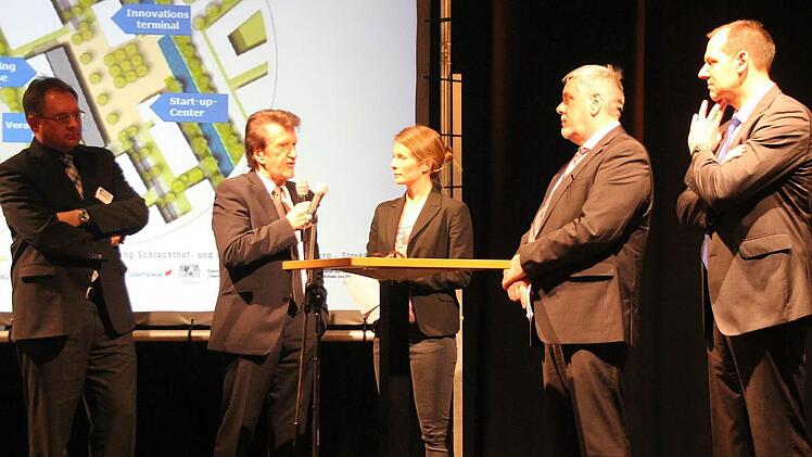 Runde 2 (von links): Stephan Horn, Friedrich Herdan, Verena Papke, OB Norbert Tessmer und Steffen Tetzlaff.