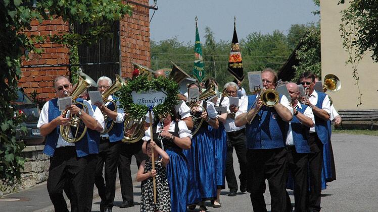 Mit Musik und Fahnen schlängelte sich der Umzug durch die Straßen von Rothhausen. Foto: Daniel Wiener