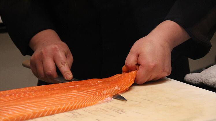 Fisch enthäuten.