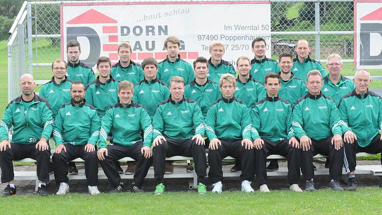Nach Platz fünf im Vorjahr peilt der SV Riedenberg wieder die oberen Ränge an: (hinten, von links) Finian Carton, James Galloway, Christoph Dorn, Simon Hergenröder, Benedikt Carton, Markus Rüttiger (Mitte, von links) Christian Hergenröder, Philipp Schäfer, Stefan Wich, Nikolas Krapf, Dominik Fröhlich, Fabian Seuring, Spielleiter Manfred Fröhlich sowie (vorne, von links) Abteilungsleiter Stefan Dorn, Alexander Latus, Max Schultheiss, Florian Dorn, Marcel Klug, Maximilian Spahn, Trainer Rüdiger...
