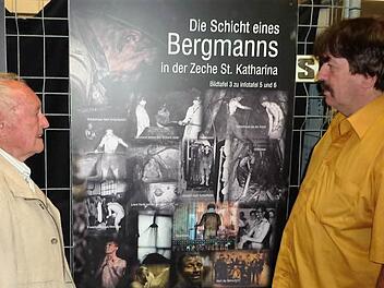 Sie haben sich um den Bergbau verdient gemacht, Berthold Schwämmlein als Initiator (rechts) sowie Otto Heinlein.  Foto: Gerd Fleischmann