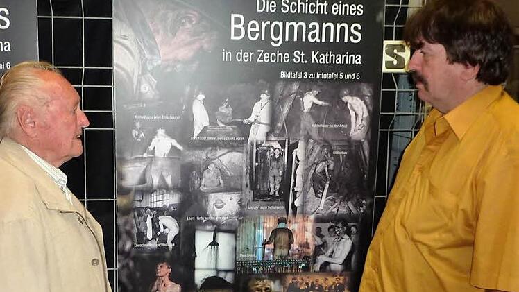 Sie haben sich um den Bergbau verdient gemacht, Berthold Schwämmlein als Initiator (rechts) sowie Otto Heinlein.  Foto: Gerd Fleischmann