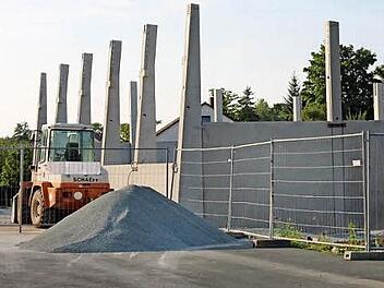 Das Großprojekt Schulturnhalle hat bereits begonnen. Die Arbeiten am Neubau (Bild) liegen im Zeitplan. Foto: Klaus Klaschka