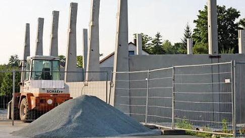 Das Großprojekt Schulturnhalle hat bereits begonnen. Die Arbeiten am Neubau (Bild) liegen im Zeitplan. Foto: Klaus Klaschka
