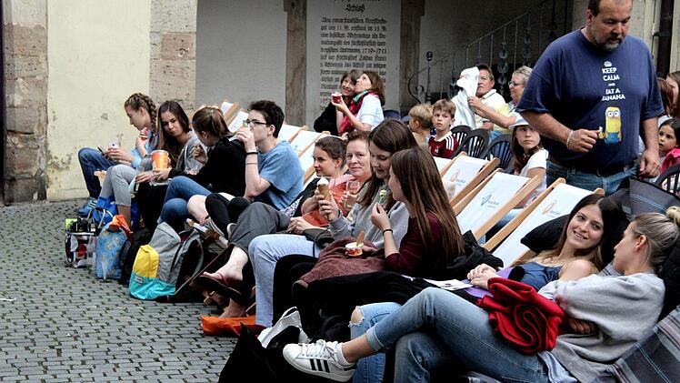 Begehrte Plätze im Liegestuhl