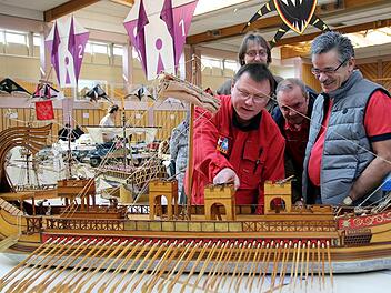Freizeitkapit&auml;ne schippern im Freibad