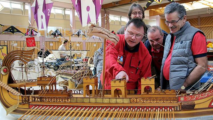 Freizeitkapit&auml;ne schippern im Freibad