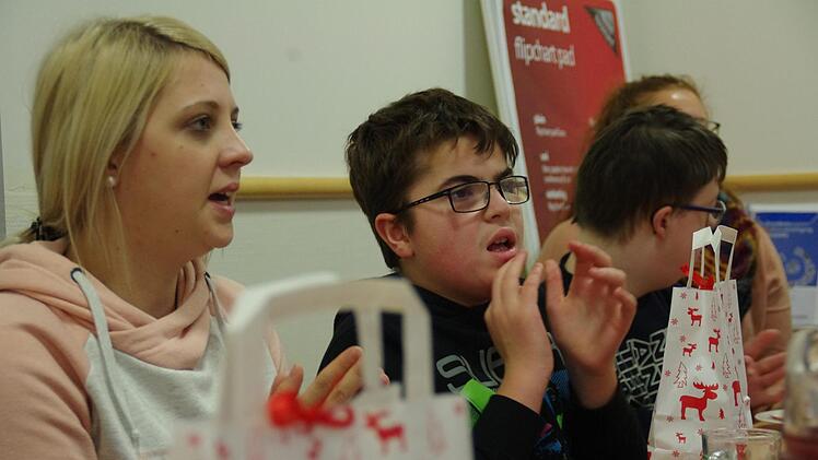 Der Nikolaus besuchte die Petra-Döring-Schule in Kronach. Foto: Marco Meißner