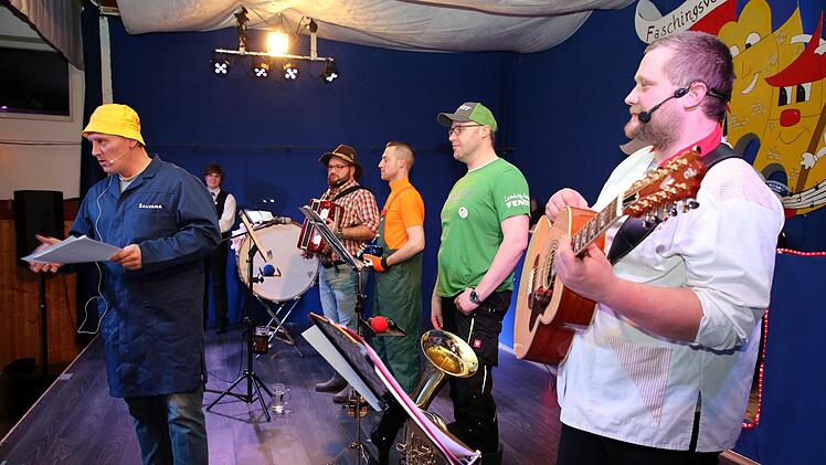 Im Stil der "Altneihauser Feierwehrkapell'n" beleuchtete die Seßlacher Infantrie (Markus Brehm, Michael Beetz, Helmut Neudecker, Alexander Leffer, Florian Ruppert und Bert Geyer, von rechts) das Zusammenleben von Frau und Mann. Lukas Büchner (links) schwenkte dazu die Fahne. Foto: Bettina Knauth
