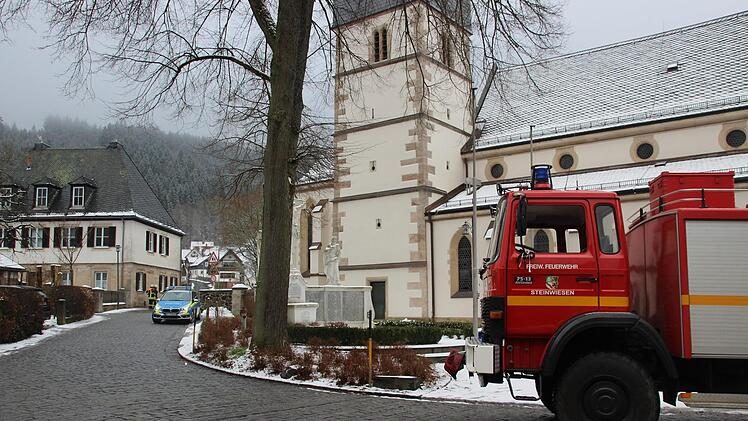 Feuerwehr und Polizei sperrten die Georg-Rascher-Straße für etwa eine Stunde ab. Foto: Andreas Schmitt