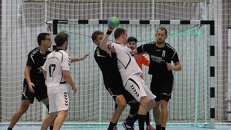 Das umkämpfte Hinspiel zwischen der SG Bamberg/Hallstadt und dem TV Ebern endete 27:27, im Rückspiel siegte der TVE. Foto: sportpress