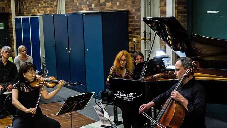 Viel Beifall gab es für ein Konzert im Strömungslabor der Hochschule Coburg (von links: Jeany Park-Blumenroth, Barbara Zeller und Nina Janßen-Deinzer.)Foto: JJochen Berger