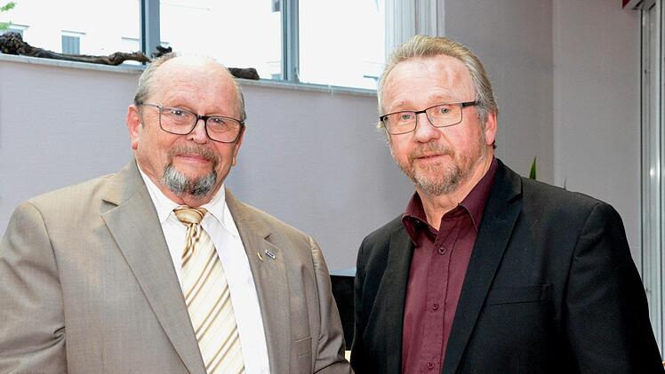 VdK-Kreisvorsitzender Engelbert Roith (rechts) überreichte dem scheidenden Kissinger Ortsvorsitzenden Roland Fenn  zum Dank für geleistete Arbeit die Silberne Bavaria des VdK. Peter Rauch