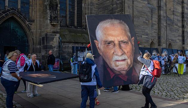 Omas gegen Rechts und Fotograf Toscano: "Gegen das Vergessen"