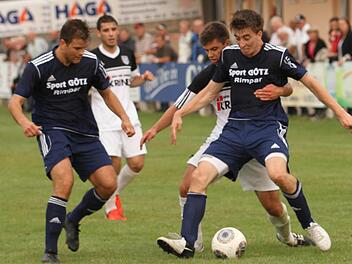 Der Sander Jan Derra (Zweiter von links) wird geschickt von dem Rimparer Sebastian Hüfner abgeschirmt. Dahinter Dinis Ribeiro (Zweiter von links).
