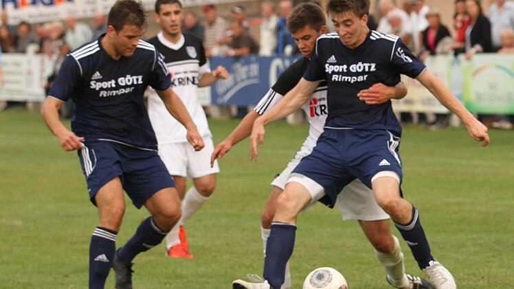 Der Sander Jan Derra (Zweiter von links) wird geschickt von dem Rimparer Sebastian Hüfner abgeschirmt. Dahinter Dinis Ribeiro (Zweiter von links).