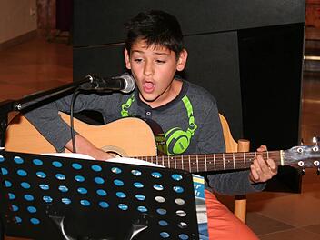 Überraschung des Abends: Der erst zwölfjährige Daniel Fischer aus Sambach sang und begleitete sich selbst auf der Gitarre. Fotos: Evi Seeger