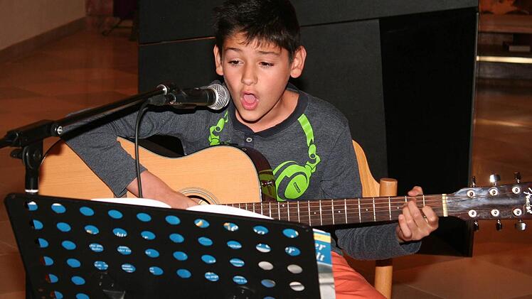 Überraschung des Abends: Der erst zwölfjährige Daniel Fischer aus Sambach sang und begleitete sich selbst auf der Gitarre. Fotos: Evi Seeger