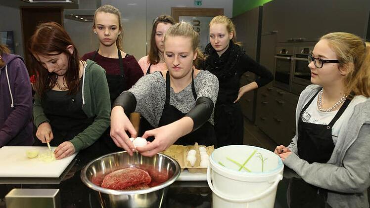 Das Ei kommt zum Hackfleisch Foto: Barbara Herbst