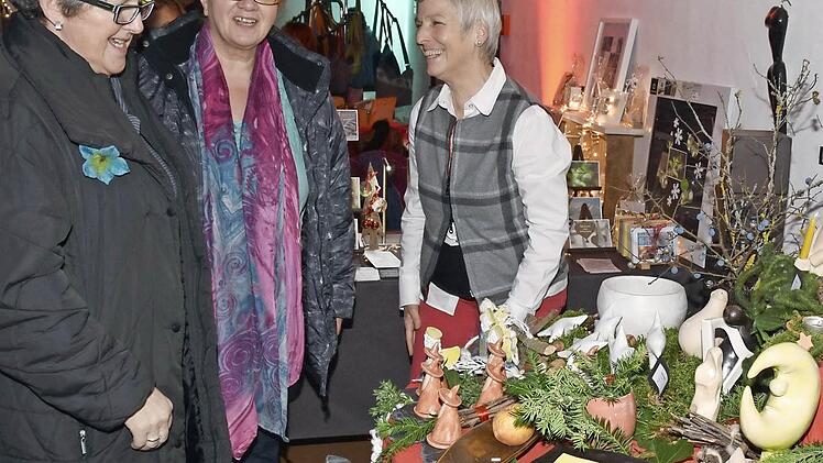 Ihre Werke präsentierte Hobbytöpferin Barbara Gröhling (rechts). Foto: ul