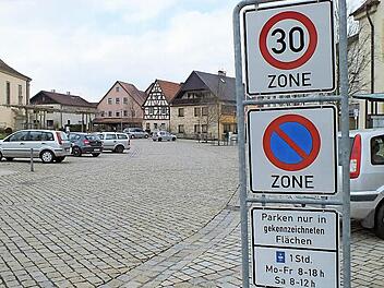 Den Falschparkern in Sand geht es künftig an den Geldbeutel. Die Gemeinde beschloss die Zweckvereinbarung zur kommunalen Zusammenarbeit in der Verkehrsüberwachung. Unser Bild entstand auf dem Kirchplatz - zwischen Kirche und Rathaus/Schule.  Foto: Alfons Beuerlein