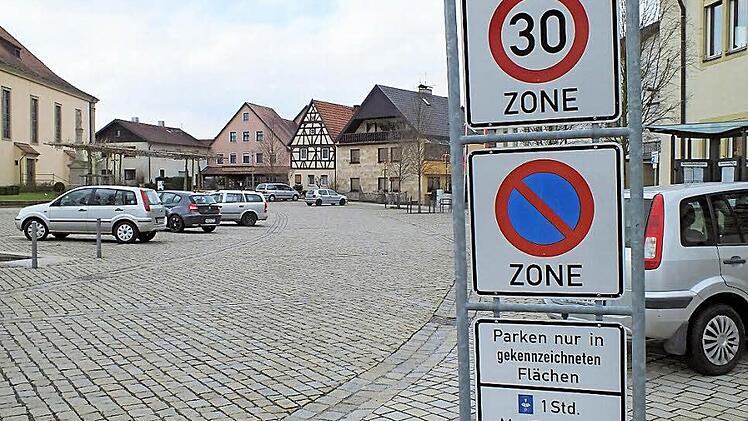 Den Falschparkern in Sand geht es künftig an den Geldbeutel. Die Gemeinde beschloss die Zweckvereinbarung zur kommunalen Zusammenarbeit in der Verkehrsüberwachung. Unser Bild entstand auf dem Kirchplatz - zwischen Kirche und Rathaus/Schule.  Foto: Alfons Beuerlein