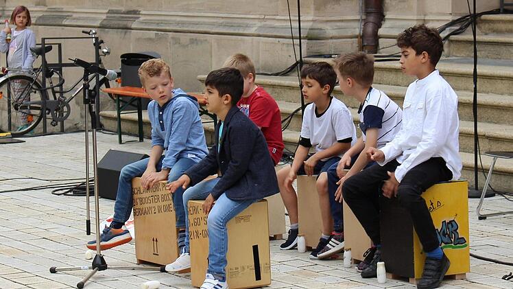 Die Grundschule Neuses hatte ihre eigene Percussion-Gruppe mitgebracht. Foto: Ulrike Nauer