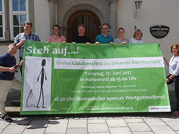 "Steh auf!" - Das Organisationsteam lädt zum Glaubensfest des Dekanats Bad Neustadt ein (von links): Thomas Hart, Christian Klug, Elke Storch, Dr. Thorsten Kapperer, Johannes Krebs, Ilka Seichter, Heike Waldvogel und Evi Warnke.  Foto: Marion Eckert