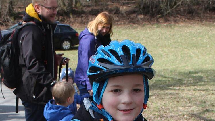 Nick Fritzsche (7)  kam mit dem Fahrrad zur Osterhasenparade. Foto: Sonny Adam