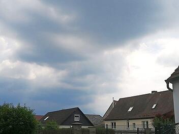 Jessica Krämer stellte uns dieses Foto zur Verfügung. Die Unwetterwolke hatte sie am Mittwoch in dem Haßfurter Stadtteil Augsfeld aufgenommen.