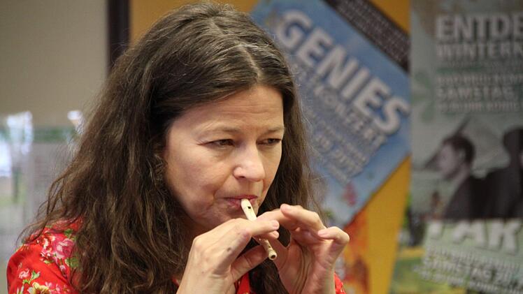 Die Flötistin Dorothee Oberlinger demonstriert den Schülern die tiefen Tonlagen einer Bass-Blockflöte. Foto: Ulrike Müller