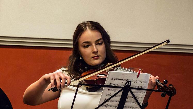 Zahlreiche Schüler und ehemalige Schüler des Bildungsinstituts für Musik und Musiktheater gestalteten ein Jubiläumskonzert im Haus Contakt in Coburg.Foto: Jochen Berger