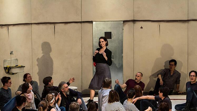 Probenszene aus Bizets "Carmen". Die Neuinszenierung am Landestheater Coburg feiert am 2. Juni Premiere.Foto: Jochen Berger