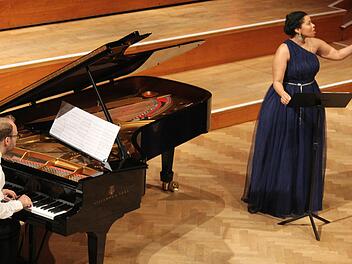 Piano und Stimme in fulminantem Dialog: Golda Schultz und Jonathan Ware im Regentenbau von Bad Kissingen.