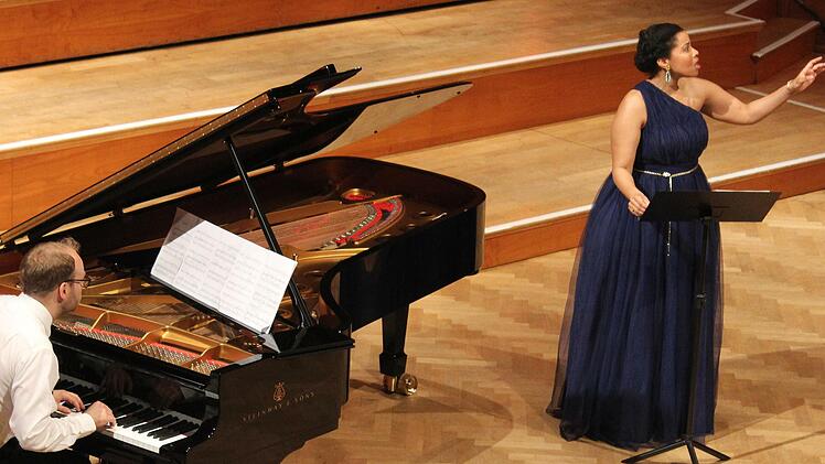 Piano und Stimme in fulminantem Dialog: Golda Schultz und Jonathan Ware im Regentenbau von Bad Kissingen.